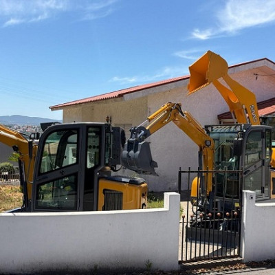 Caso de Cliente em Portugal: Mini Escavadora SAAO e Carregadeira de Rodas para Pequenos Projetos de Construção
