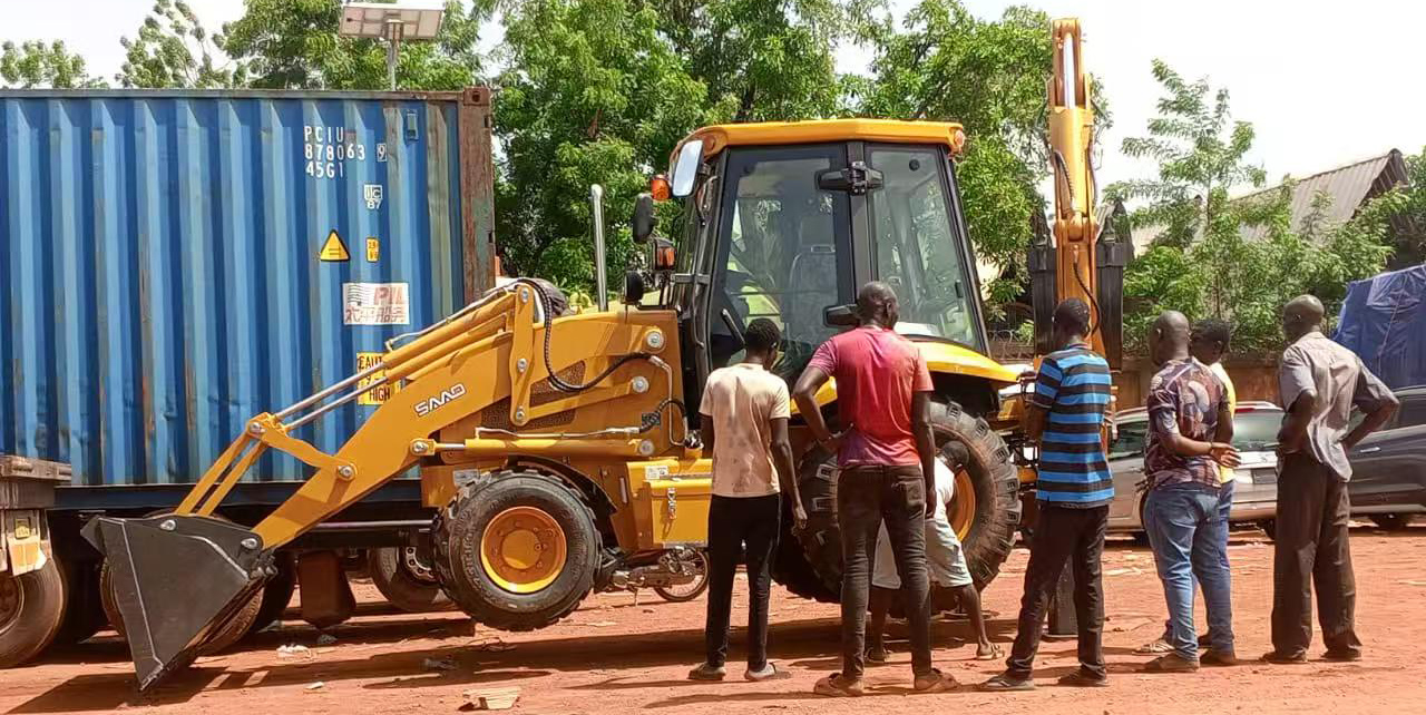 Clientes Globais e Casos de Sucesso | Retroescavadeiras